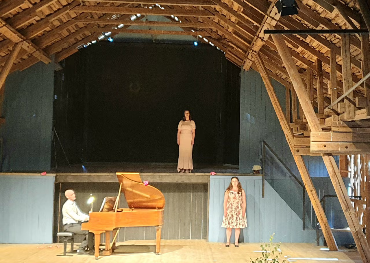Lydia Kjellberg, Sara Norrback Carlsson och Love Persson på den nyrenovera scenen